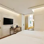 De Bonart Naples, Curio Collection By Hilton